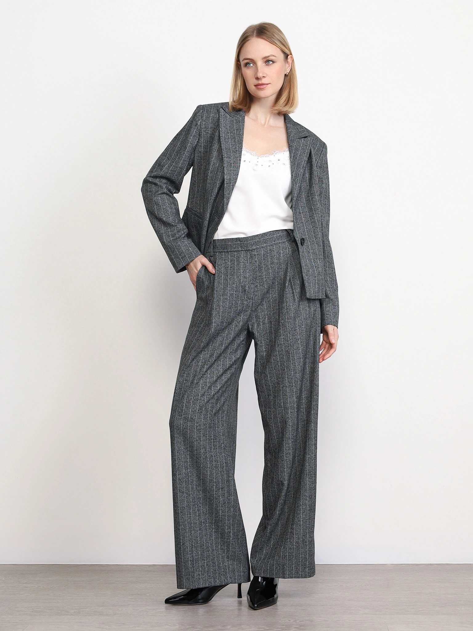 Брюки темно-серого цвета в полоску свободного кроя